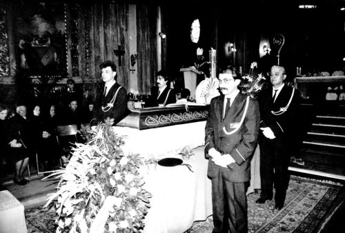 Pored odra penzionisanog subotičkog biskupa, msgr. Matije Zvekanovića u subotičkoj katedrali-bazilici sv. Terezije u Subotici, aprila 1991.