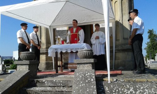 Proštenje u Subotičkom crkvenom groblju sv. Petar i Pavao 2015. godine. Misnik vlč. Laslo Tojzan, radnici Funera s leva na desno: Janoš Horvat Militiči, Zoltan Ikotić, Robert Kormos i Zoltan Čipe.